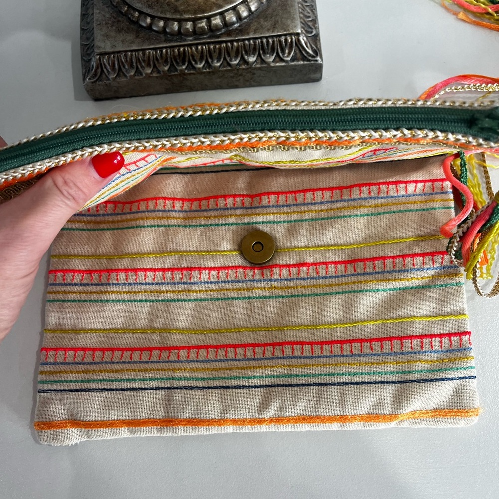 Starmela Embroidered Floral Clutch - Picture 4 of 7